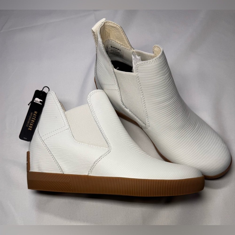 Sorel Out N About Plus Chelsea Boots - Sea Salt
New with tags- Size 9